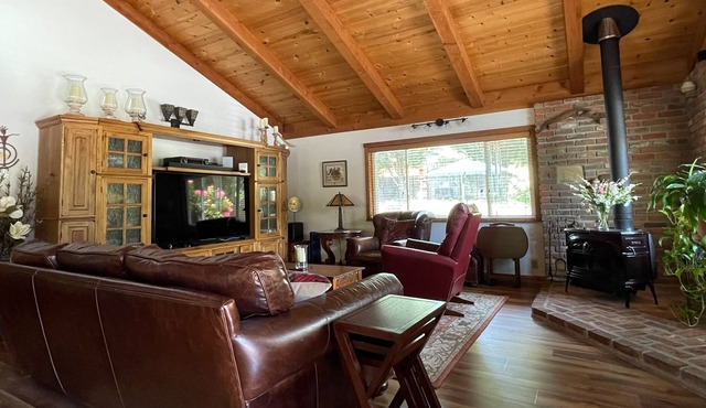 Stunning home with private pool, hot tub, mountain views, grill & enclosed yard