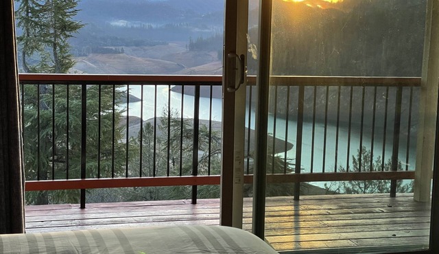 Stunning Lake Views, Deck, BBQ, Game Room w/Projector, Pool Table & Ping Pong