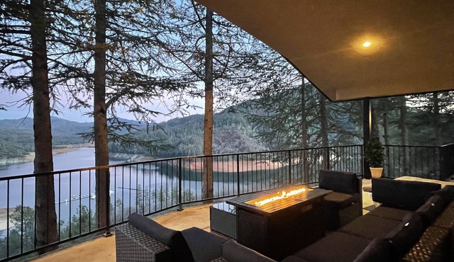 Stunning Shasta Lake Views: Elegant 3BR Home with Decks, pool table & views