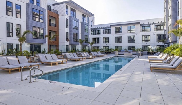 Stylish 1BR Condo at Landsby – Pool & Rooftop Bliss
