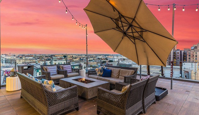 Stylish 2br/2ba At HWH by Oneluxstay