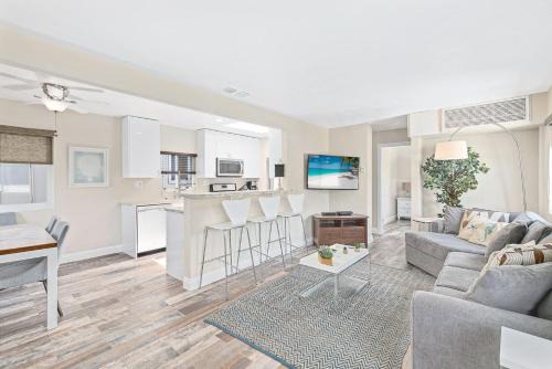 Stylish 2Br Upstairs Cottage W Ac One House From Beach By Beachview Rentals