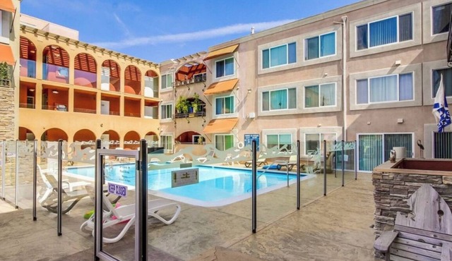 Stylish Coastal Retreat: Pools, Hot Tub + Parking