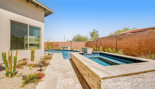 Stylish home with pool & spa, ping-pong table, WiFi & fireplace - great location