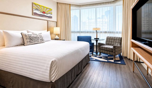 Stylish King Room Near Gaslamp, Little Italy & Waterfront Views