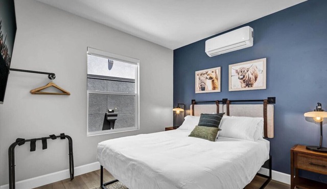 Stylish Vista Gem, Walk To Downtown, Near Beach