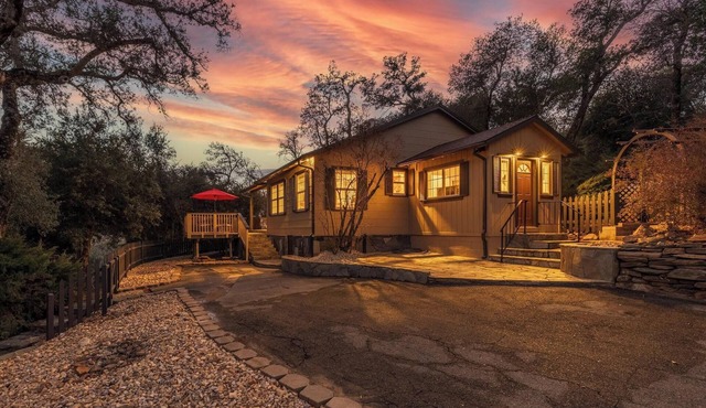 SUMMER FUN IS HERE! WALK TO JULIAN FREE HIGH-SPEED INTERNET.
