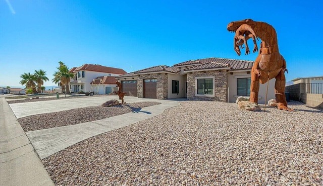 Sundance Lake Retreat! Spacious 4-bedroom house in serene Bullhead City!