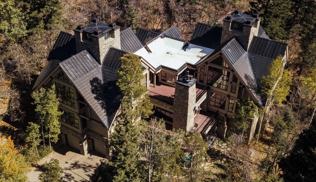 Sundance Massive Cabin - Huge hot tub, Fireplaces in each room, acres of privacy