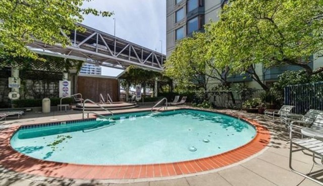 Sunny San Francisco Studio with door attendant and amenities