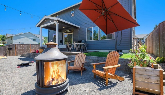 Sunset Grove: A 5-Bedroom Pet-Friendly Home in Newberg, World-Class Food & Wines