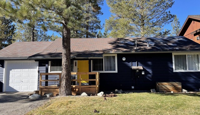 Super adorable fully updated house -views of the mountains from backyard.