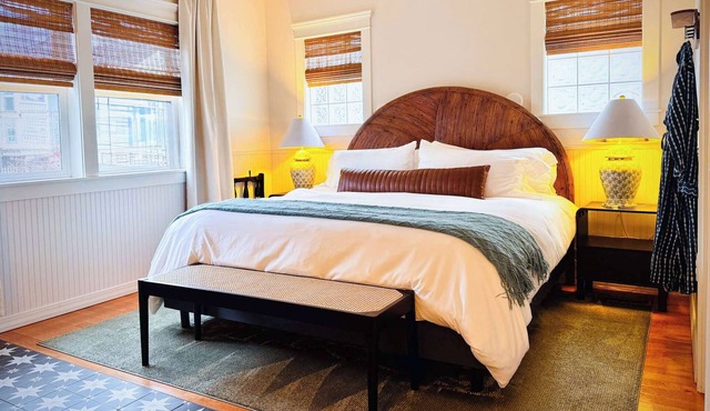 Swank Suites | Step Free King - Pet Friendly