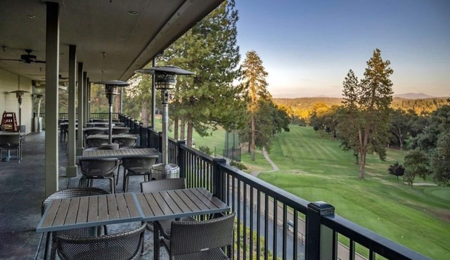 Sweet Haven - Home with EV Charger near Yosemitetby RedAwning