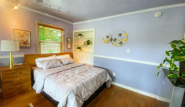 Sweet Home 1 King Bed 1 Queen Bed with Ample Parking Only 2mins to Freeway