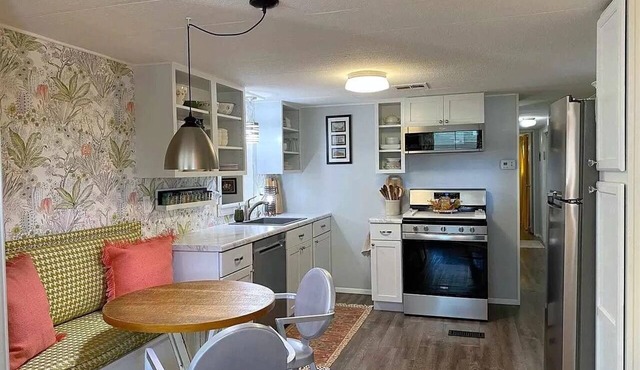 Sweet little Casita located in the heart of Yuma. 55+ park. Golf Cart included