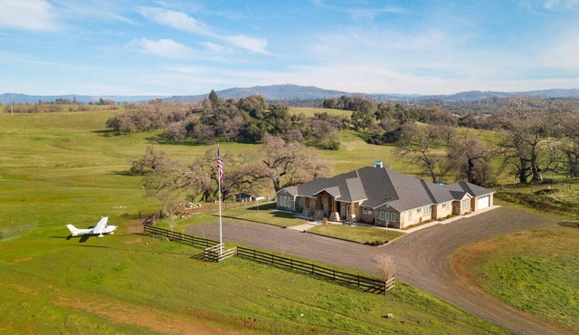 Tabletop Mountain Oasis: 215 Acres with 360 views and a luxurious estate