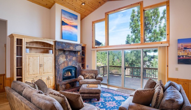 Tahoe Donner Pinnacle Loop Mountain 5 Bedroom Home by RedAwning