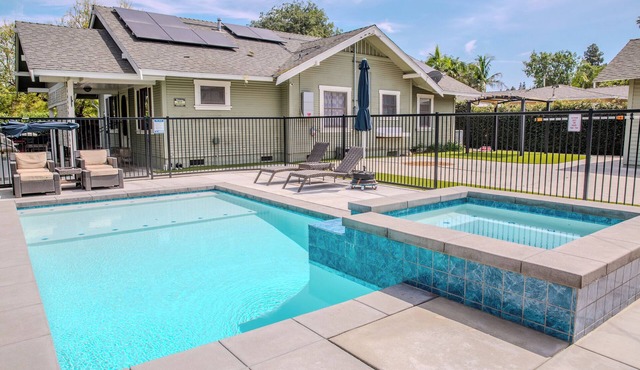 The Best House. 1 mile to Disneyland with a pool, hot tub, and game room.