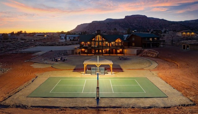 The Blackhawk Cabin | Desert Oasis, Hot Tub, Pickleball, Views & More!