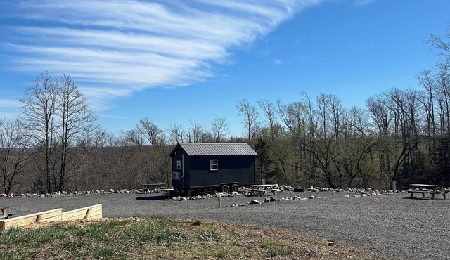 The Buffalo River Starry Night Tiny House Retreat with Hot Tub in Marshall