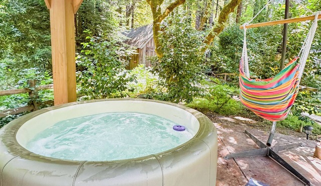 The Coastal Redwood Cabin - Hot tub, private creek! Dog OK!