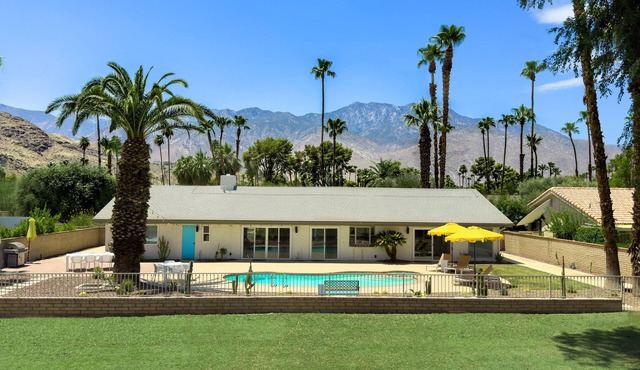 The Cowabunga House! - An Art Inspired Home Seated on Historic Golf Resort.