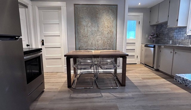 The Fleur Di Lis - 3 bedroom apartment in welcoming Eugene with WiFi