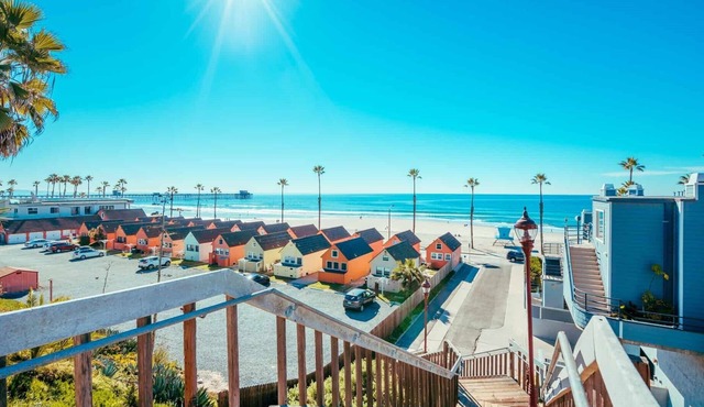 The Happy Holly House Oceanside. Less than 1 mi to Beach/Harbor. Easy Walk. Yard
