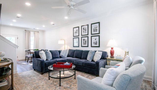 The Hollybrook, 3BR Townhome by Velvet Ditch Villas