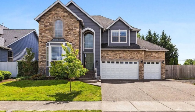 The Jordan House- very spacious, 3 car garage