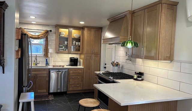 The Little Pearl, Boutique Designer Cottage in Cottage Grove’s Historic District