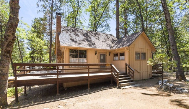 The Nest: 4 BR, 2 BA Cabin or Bungalow in Twain Harte, Sleeps 11