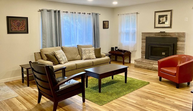 The Plum House - Safe, quiet, cozy, and close to downtown, OHSU, Lewis & Clark