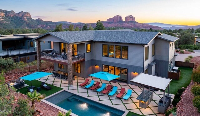 The Retreat at Chapel Cross – 8 King Suites w/ensuite baths, iconic views, resort-style pool/spa