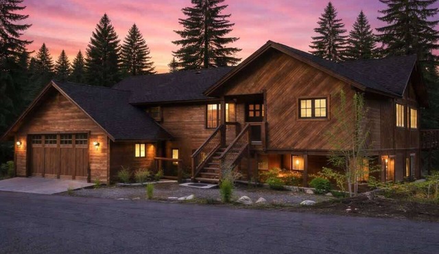 The Tahoe Treehouse: Hot Tub, High-end, Views