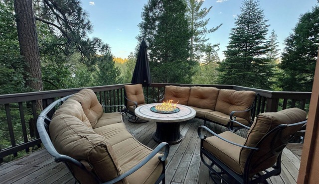 The Treehouse Blue Lake Springs Chalet - Walk to Fly-In-Acres Lake