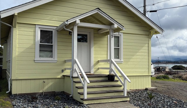 The View: a 3-bed pet-friendly beach cottage in Samoa with hot tub & bay views