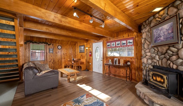 "The Whispering Bear" Beautiful Chalet close to the lake. Pool Table.