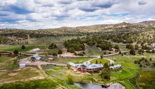 The Wildflower Majestic Lodge Near Zion and Bryce, sleeps 18+, private ranch