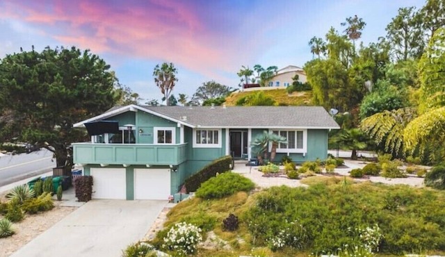 Tiered garden beach home-Gameroom, Garden, Deck, mts to Beaches,Lagoon, Legoland