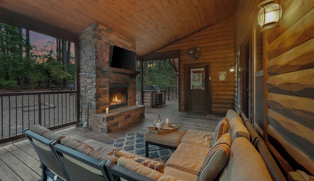 Timeless Romantic Cabin in Hochatown with Cozy Double-Sided Fireplace in Broken Bow