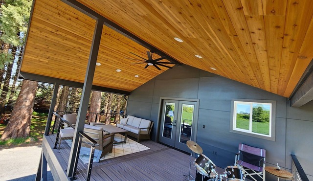 Tranquil Butte Creek Waterfront Loft with Private Creek Views