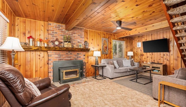 Tucked in Shaver Lake’s West Village and walking distance to shops, restaurants, and the lake!