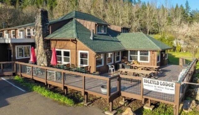 Two Bedroom Queen/twin Suite- Historic Lodge on the North Umpqua River