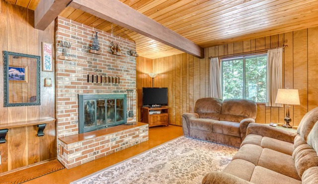 Two-Story Cabin with Wood Fireplace, Deck, Gas Grill & Washer Dryer