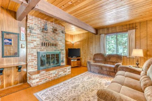 Two-Story Cabin with Wood Fireplace Deck Gas Grill & Washer Dryer