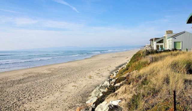 Ultimate oceanfront cottage ~ pickleball and toys! * groceries delivery