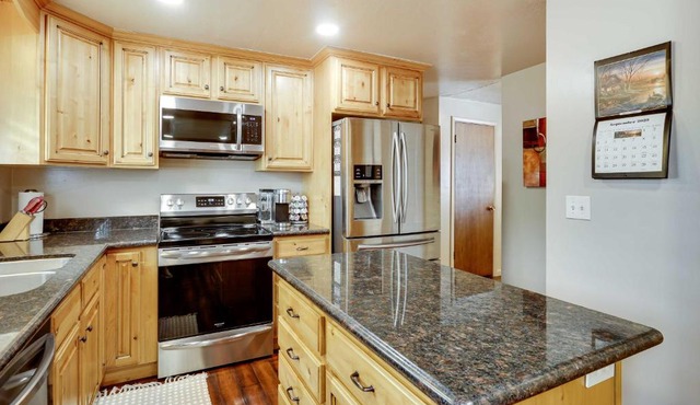 Updated Ranch Apartment w/Deck - 9 Mi to Downtown