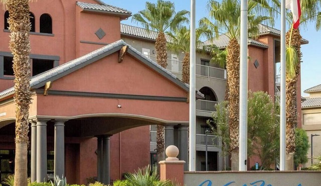 Upscale resort with kitchen, lazy river, and easy access to music festivals.
